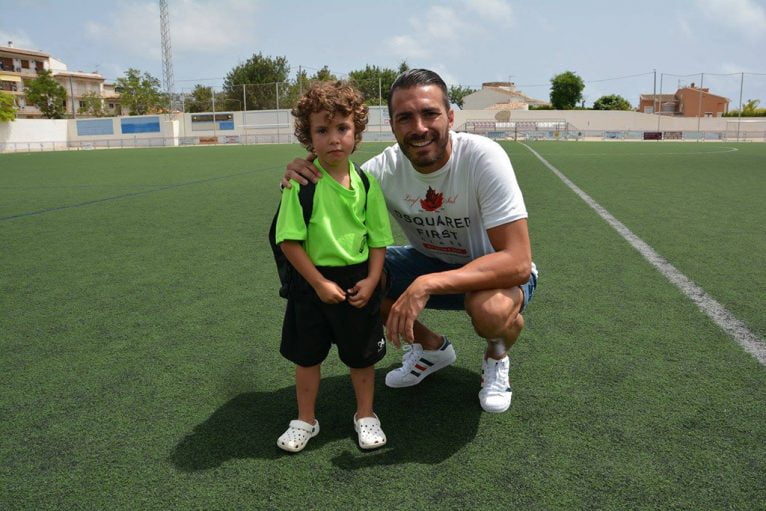 Xavi Torres con un joven jugador