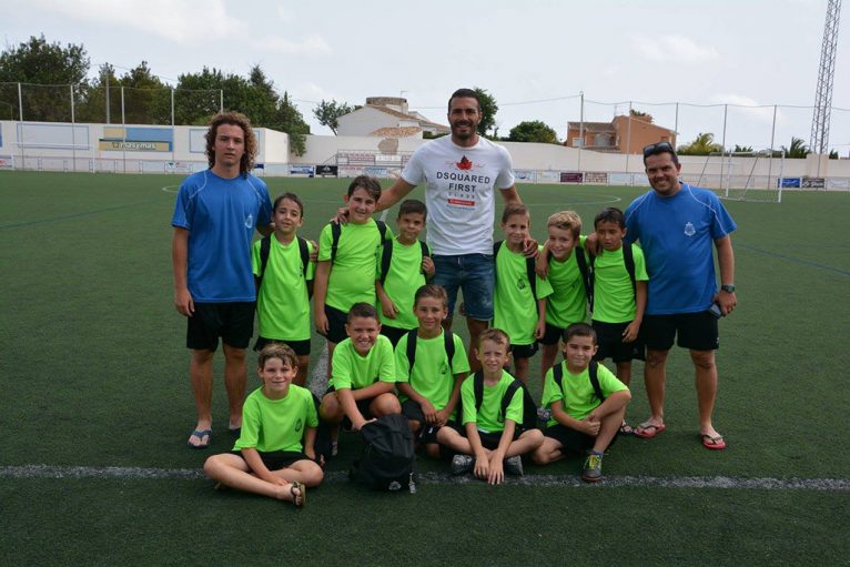 Xavi Torres con un grupo de chicos