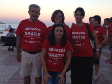Abrazos gratis en el puerto de Xábia