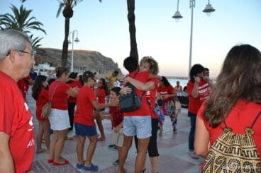 Concentración de abrazos en la playa La Grava