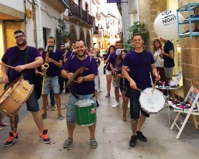 Batucada en las calles del centro histórico de Xàbia