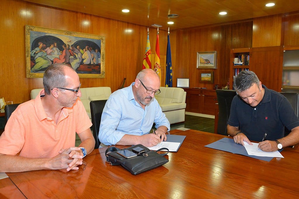 Chulvi, Femenia y Colomer en la firma del convenio de la piscina de Benitatxell