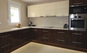 Cocina de la villa de la Granadella Marinabay Homes