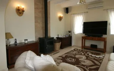 Salón comedor del chalet de la Granadella Marinabay Homes