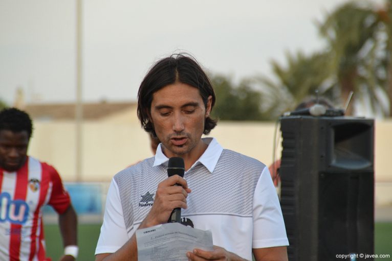 Diego Estrada dando su discurso