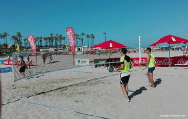 Dos jugadores atentos a la pelota