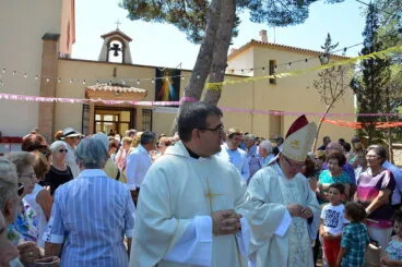 El sacerdote Fernando Maño junto al obispo