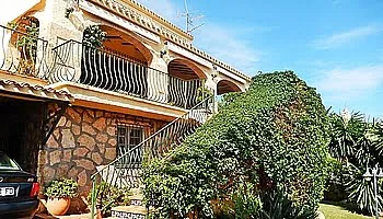 Fachada de la villa del Puchol Marinabay Homes