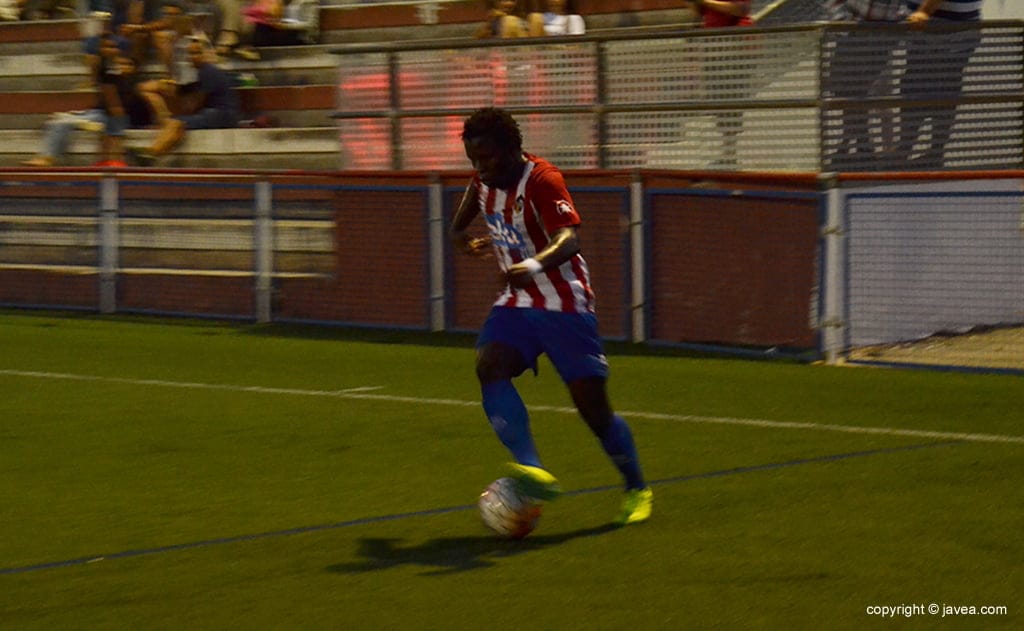 Faye con el balón controlado