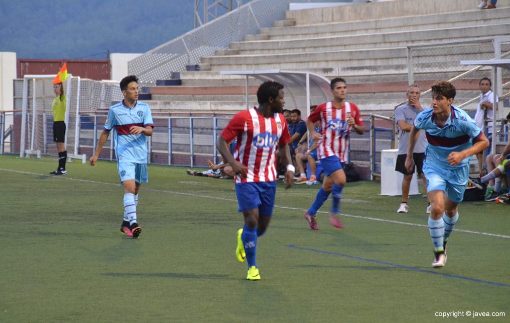 Faye seguido por un defensor levantinista