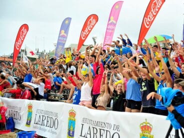 Gran animación en la grada de Laredo
