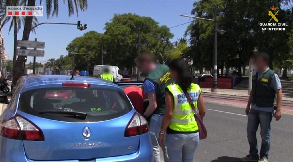 Guardia Civil con uno de los detenidos