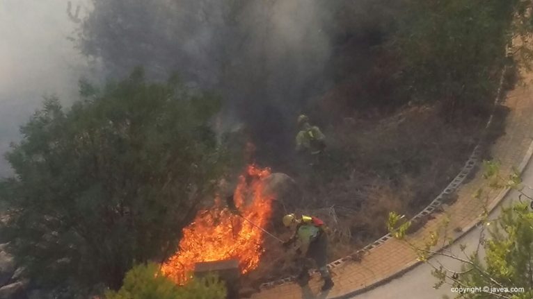 Brigadas forestales luchando con las llamas