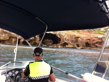 Policía Local llegando a la Cova Tallada
