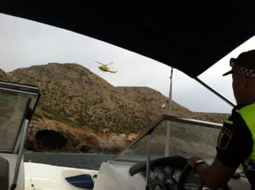 Helicóptero de rescate acercándose a la Cova Tallada