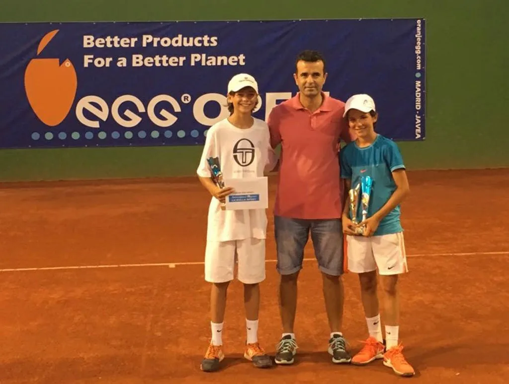 Iñigo Lara y Enrique Soto con los trofeos