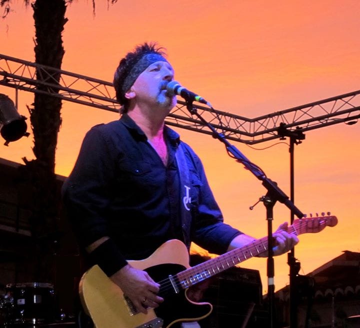 Jools Cooper en una actuación en Benitatxell