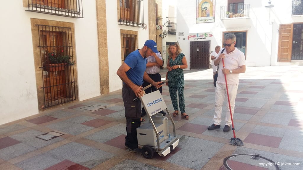 Kika Mata observando el trabajo de la máquina quita chicles