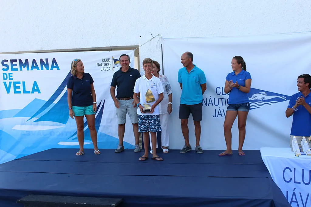 Luis Simó recogiendo su trofeo