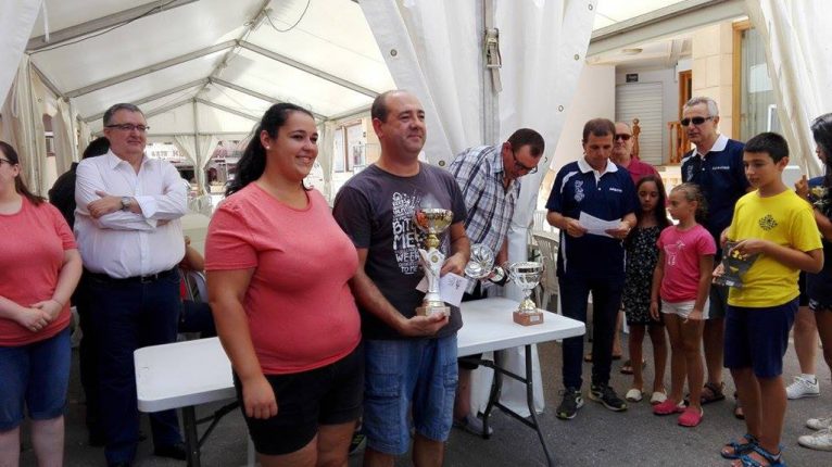 Manolo González con su trofeo de mejor comarcal