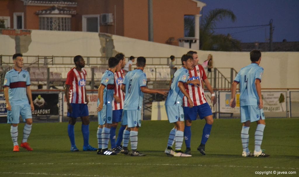 Marcajes estrechos de la defensa del Levante UD