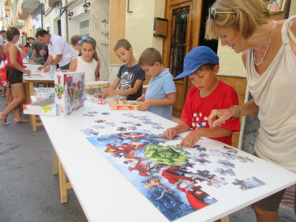 Niños haciendo puzles en Benitatxell