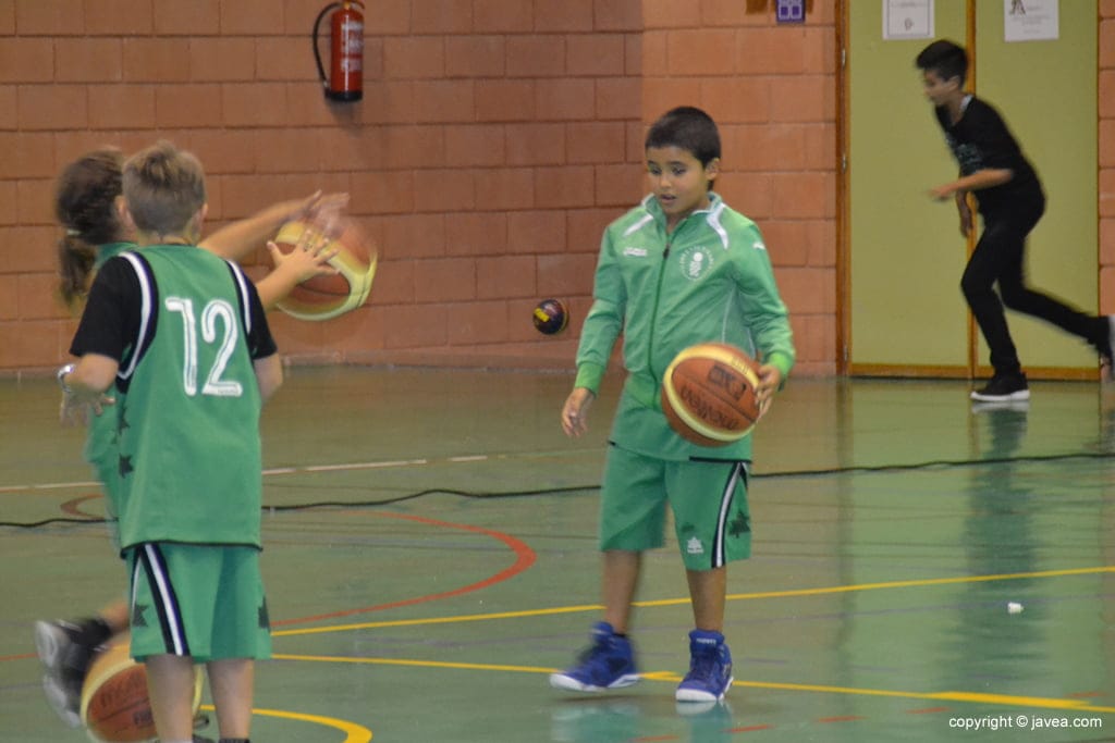 Pequeños jugadores del CB Joventut Xàbia