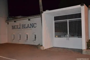 Puerta del Moli Blanc cerrada