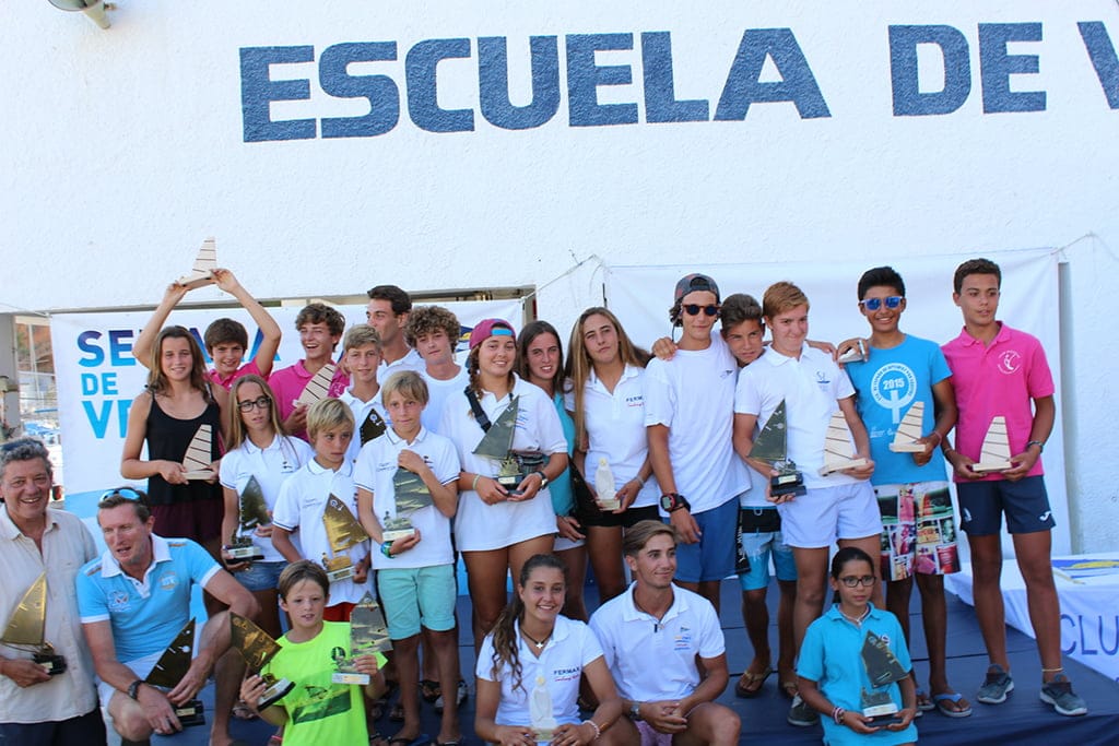 Regatistas del CN Jávea con sus trofeos