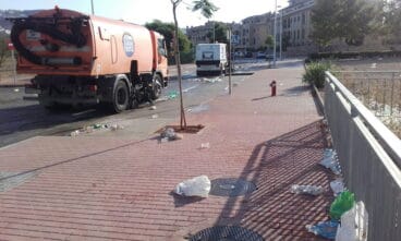 Servicio de limpieza en la zona del botellón