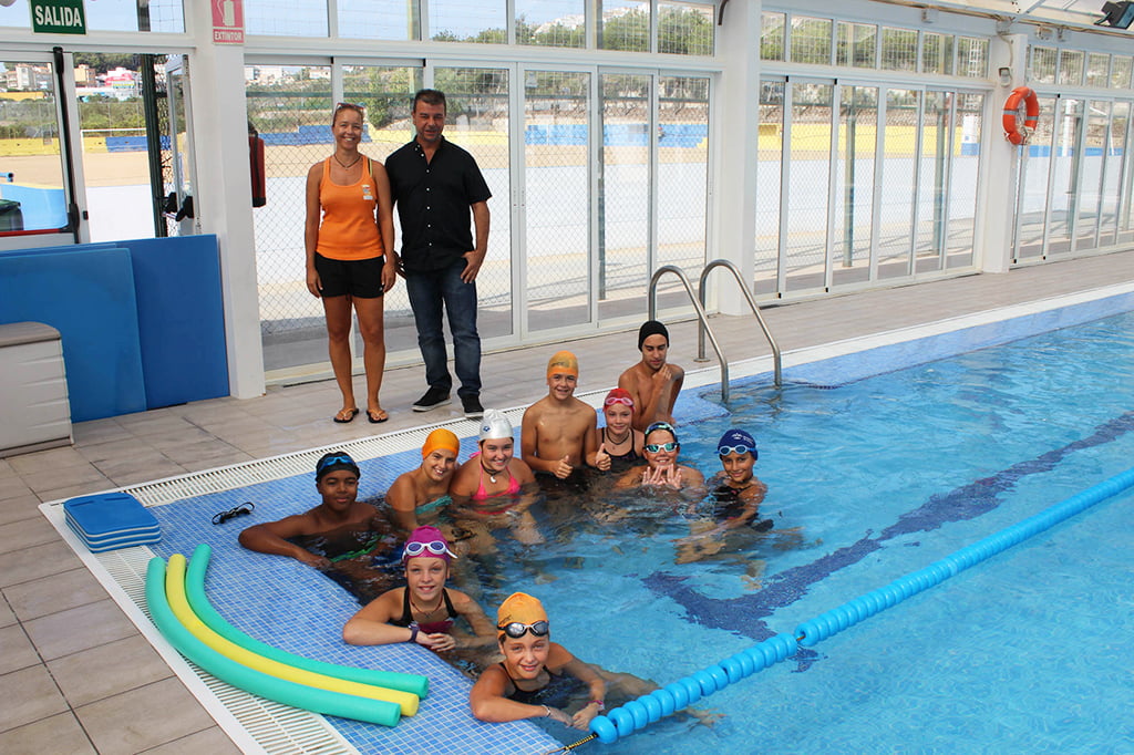 Toni Colomer junto a los niños en la piscina