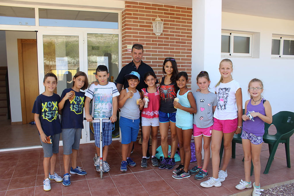 Toni Colomer visitando la Escuela Deportiva de verano