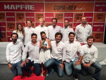 Tripulación del barco «Pez de Abril» con el trofeo