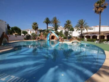 Piscina comunitaria de la urbanización Atina Inmobiliaria