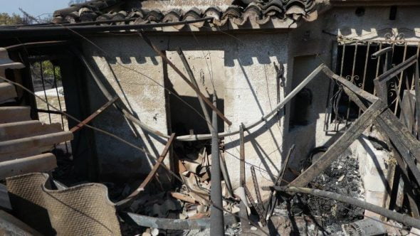 Casa calcinada en la zona afectada por el incendio