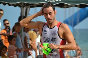 Castaño saliendo del mar