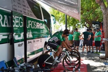 Ciclistas del Caja Rural calentando