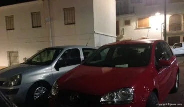Vehículos arriba de la acera