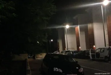 Vehículos estacionados arriba de la acera