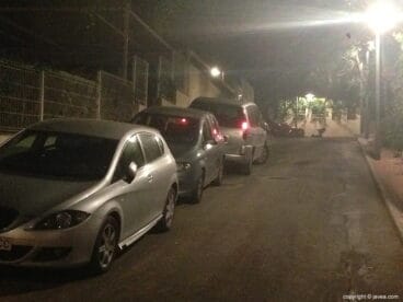 Vehículos estacionados arriba de la acera