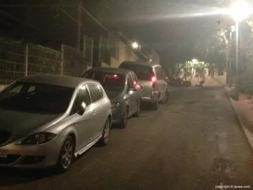 Vehículos estacionados arriba de la acera