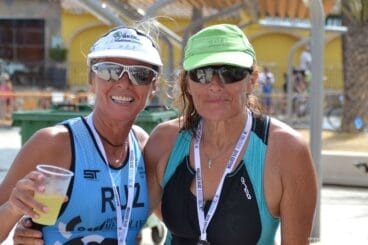 Dos triatletas tras cruzar la meta