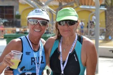 Dos triatletas tras cruzar la meta