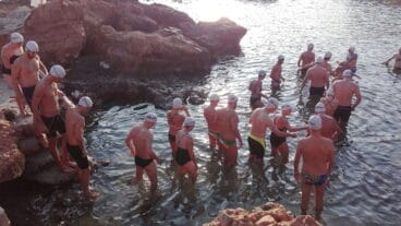 Participantes entrando en el mar