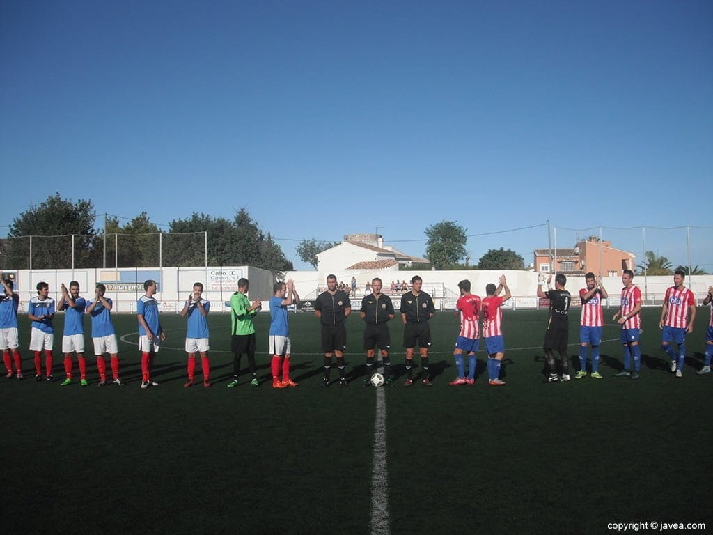Ambos equipos en el inicio del partido