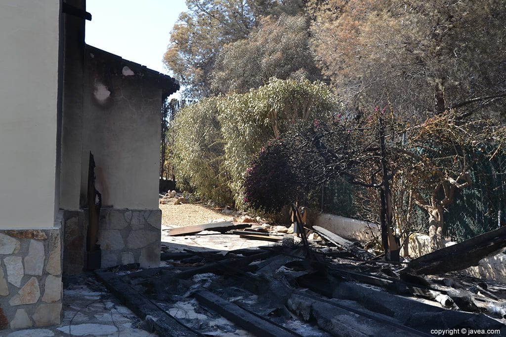 Escombros en el jardín