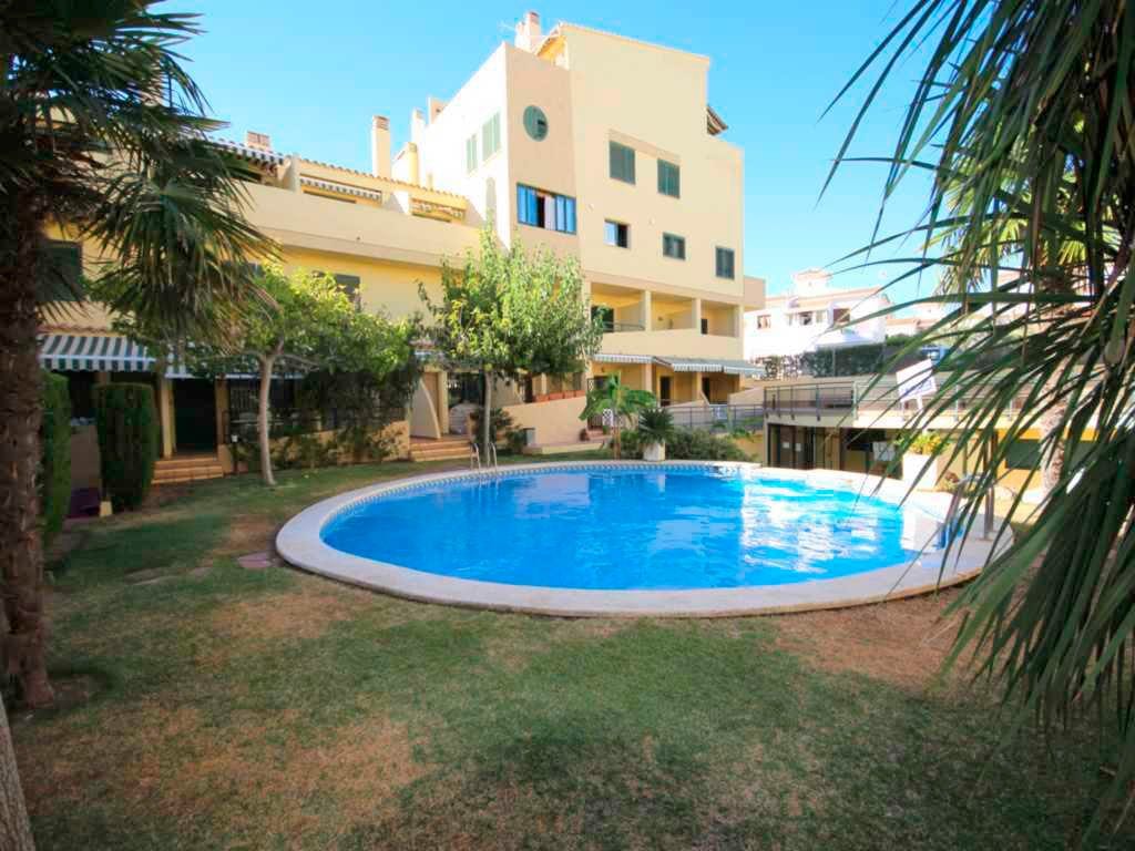Fachada y jardín apartamento duplex Atina Inmobiliaria