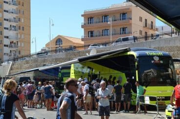 Gente ante el bus del equipo tinkoff