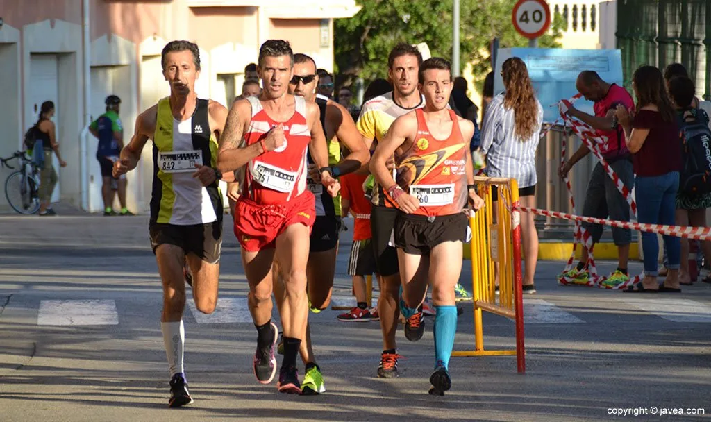 Grupo cabecero de inicio de la carrera