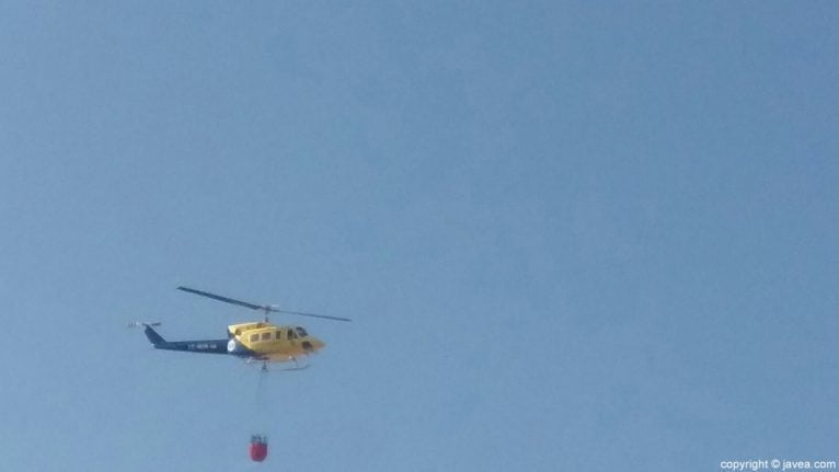 El helicóptero durante las labores de extinción